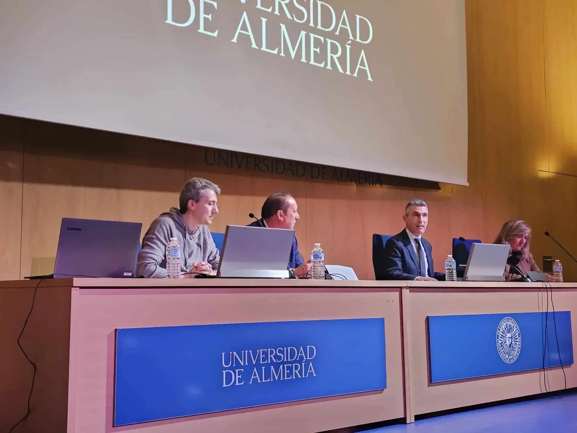 Mesa presidencial del congreso durante una de las sesiones, en el salón de actos de la Universidad de Almería