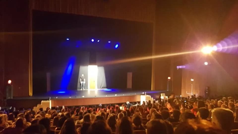 El escenario del Teatro Auditorio de Roquetas de Mar durante la función, con el patio de butacas lleno